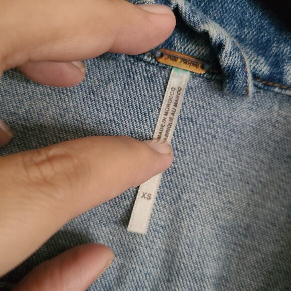 Free People Mixed Indigo Cropped Button Front Jean Jacket Size X-small - Picture 5 of 11